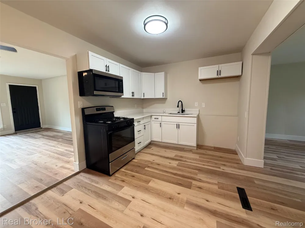 21920 Fern Street Oak Park City, MI 48237
