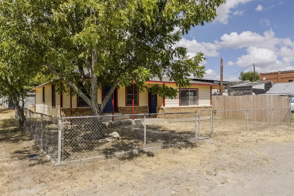 8170 S Highway 77 Forreston, TX 76041