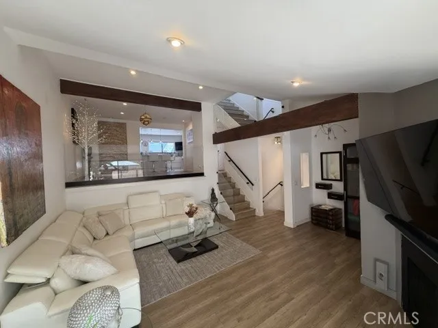 21545 Erwin #105 Canoga Park, CA 91367