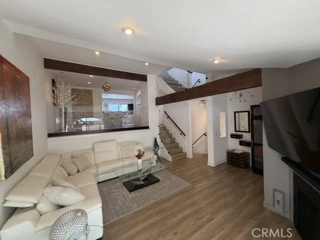 21545 Erwin #105 Canoga Park, CA 91367