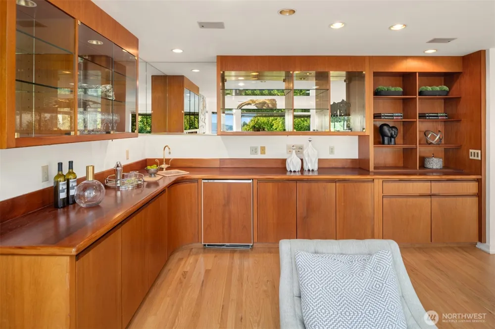 118 Highland Drive Seattle, WA 98109