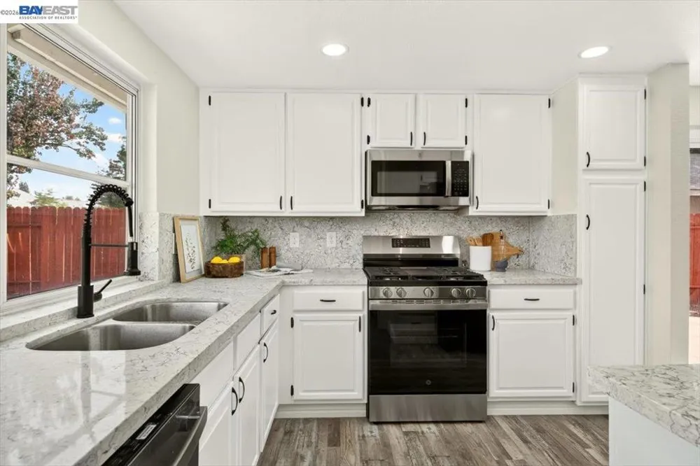 9081 Meadowdale Way Elk Grove, CA 95624