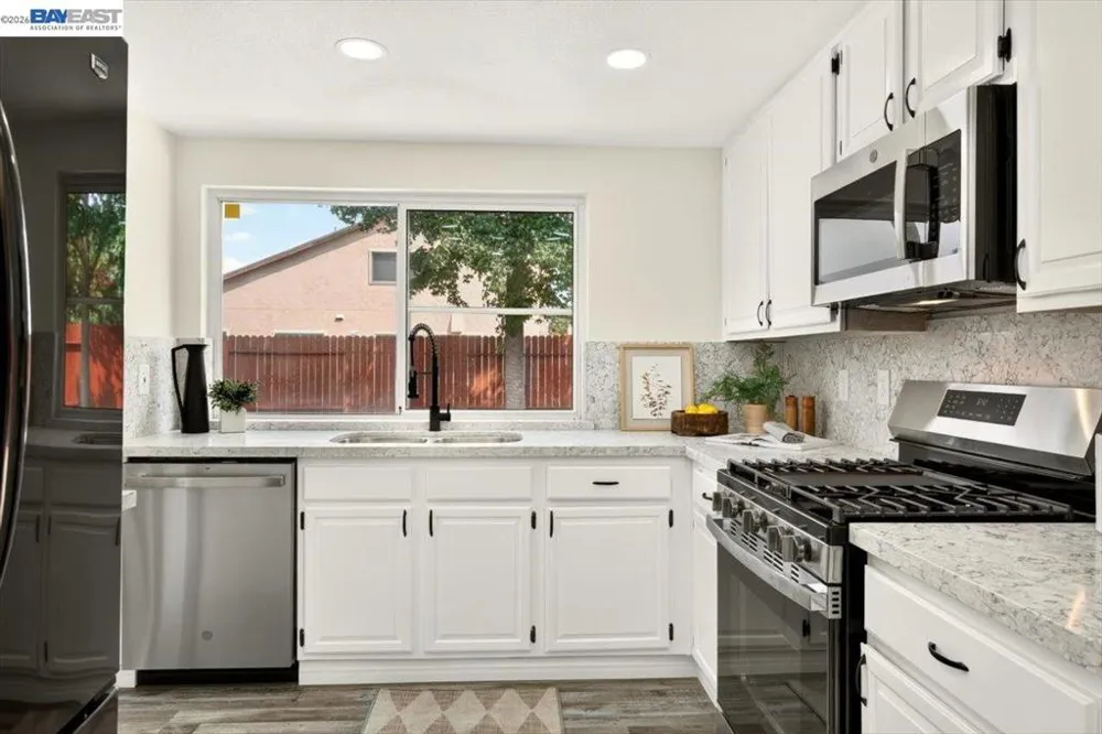 9081 Meadowdale Way Elk Grove, CA 95624
