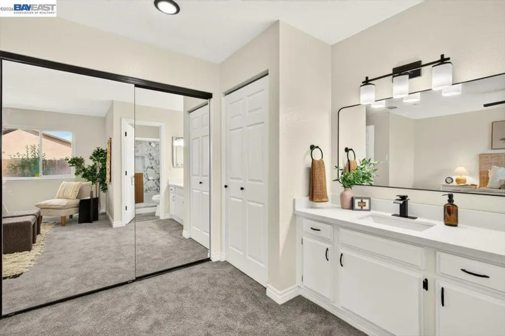 9081 Meadowdale Way Elk Grove, CA 95624