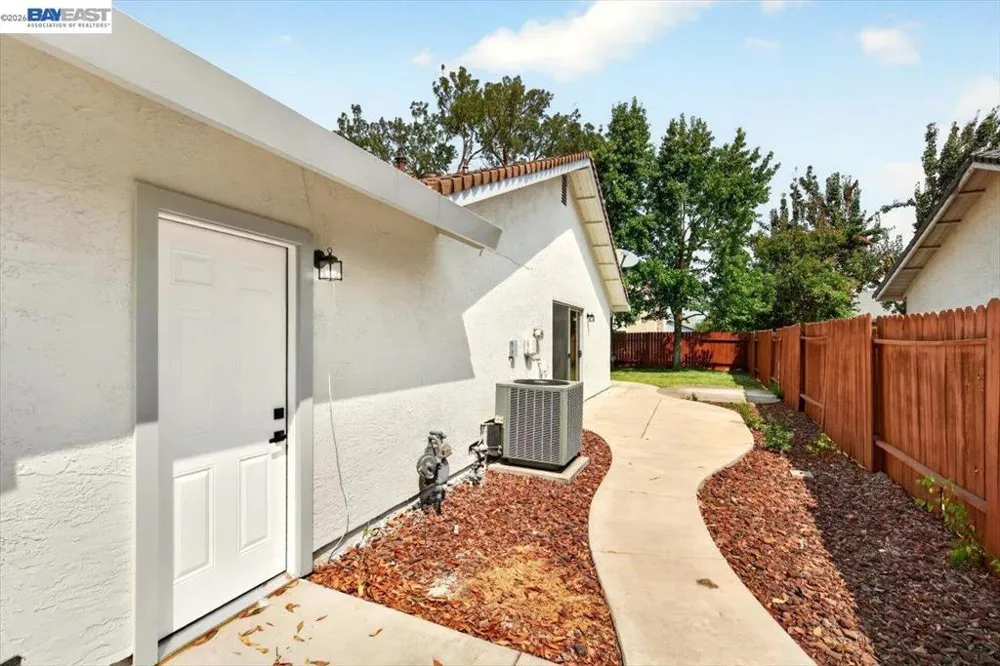 9081 Meadowdale Way Elk Grove, CA 95624