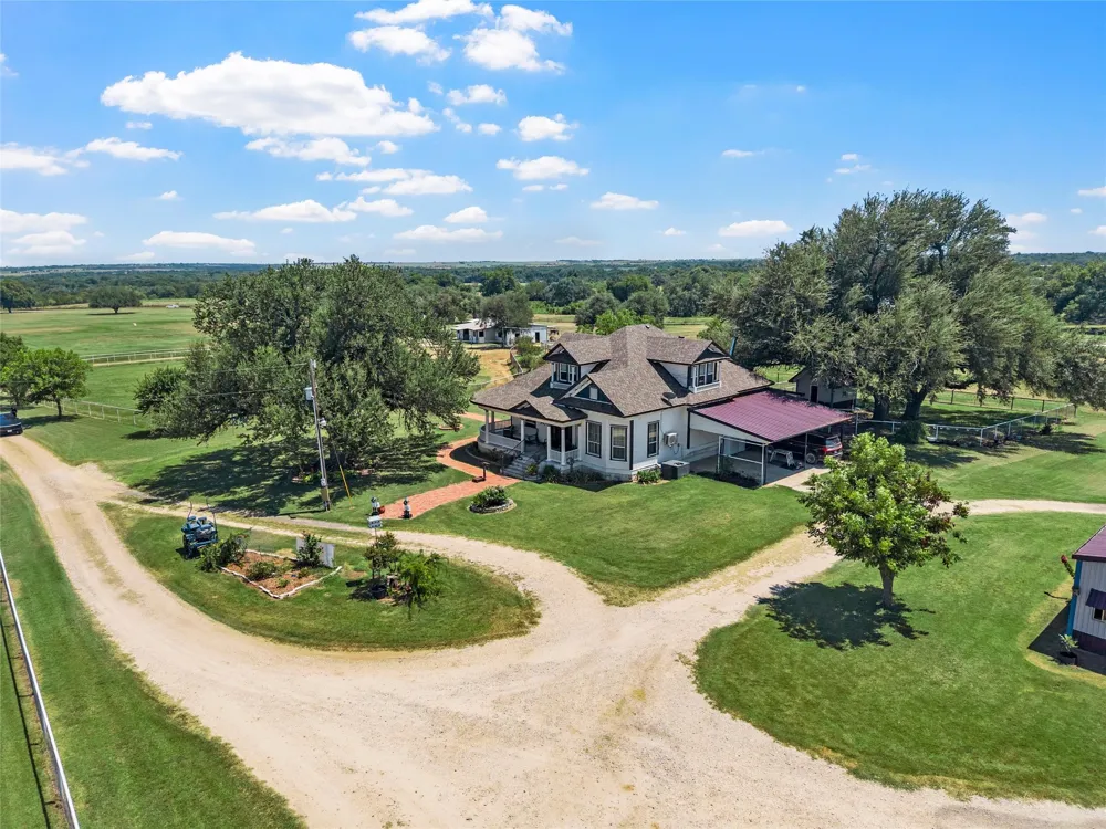 2015 FM 935 Lott, TX 76656