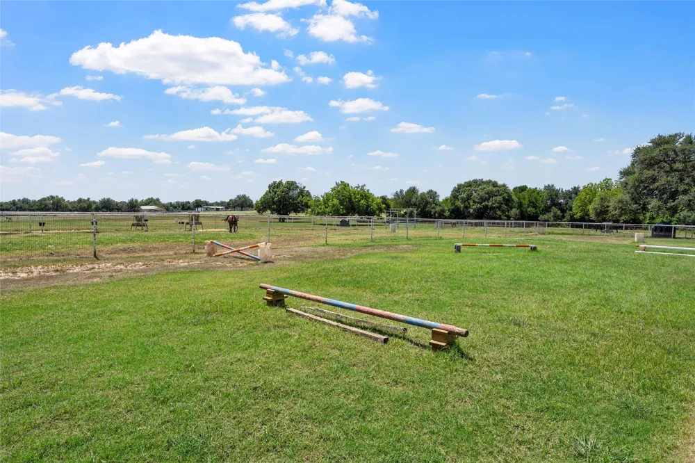 2015 FM 935 Lott, TX 76656