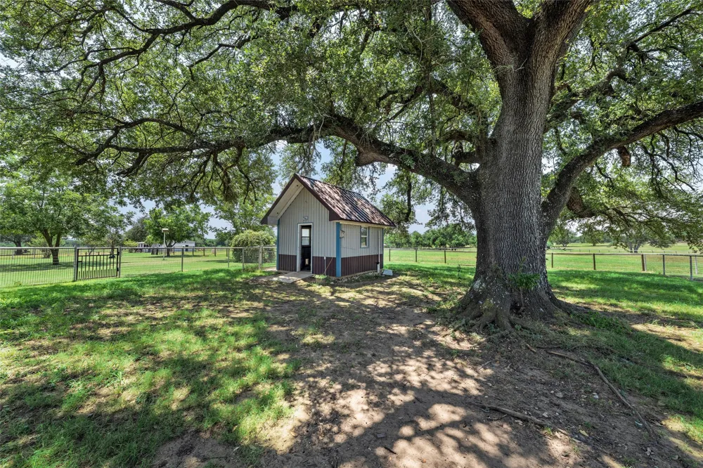 2015 FM 935 Lott, TX 76656