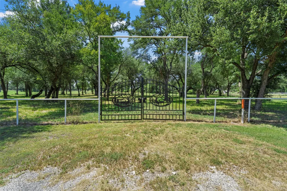 2015 FM 935 Lott, TX 76656