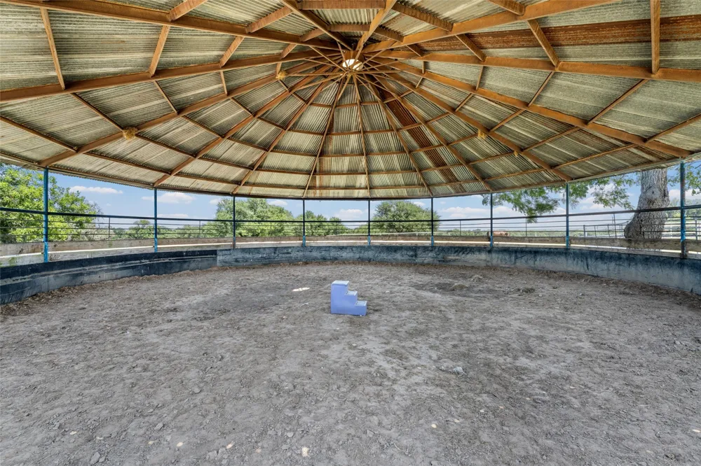 2015 FM 935 Lott, TX 76656