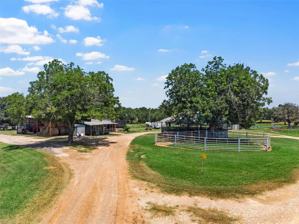 2015 FM 935 Lott, TX 76656