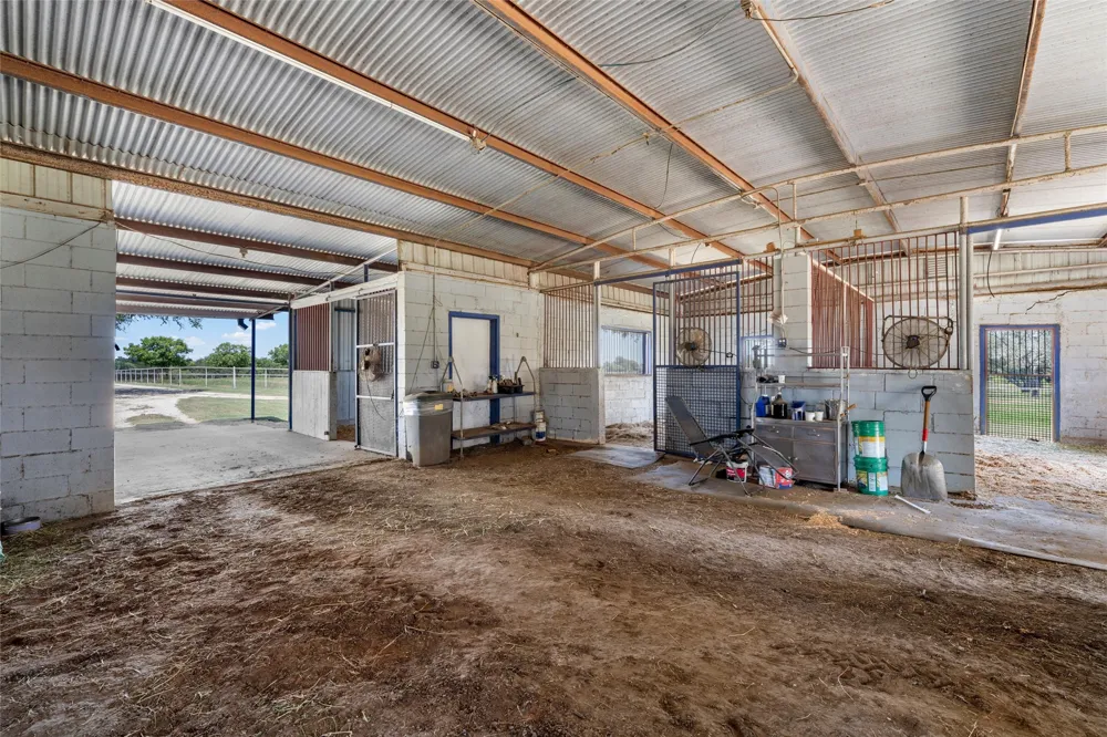 2015 FM 935 Lott, TX 76656
