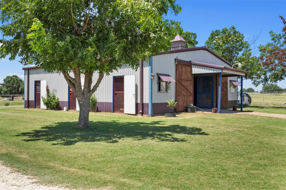 2015 FM 935 Lott, TX 76656