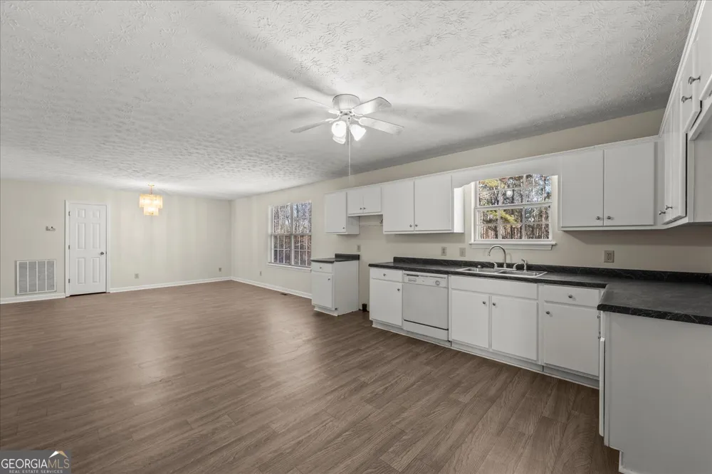 1328 Ward DR Elberton, GA 30635