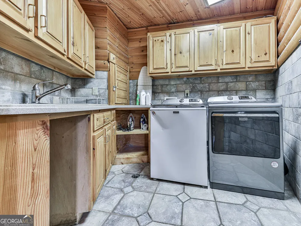 201 Mountainside PKWY Ellijay, GA 30536