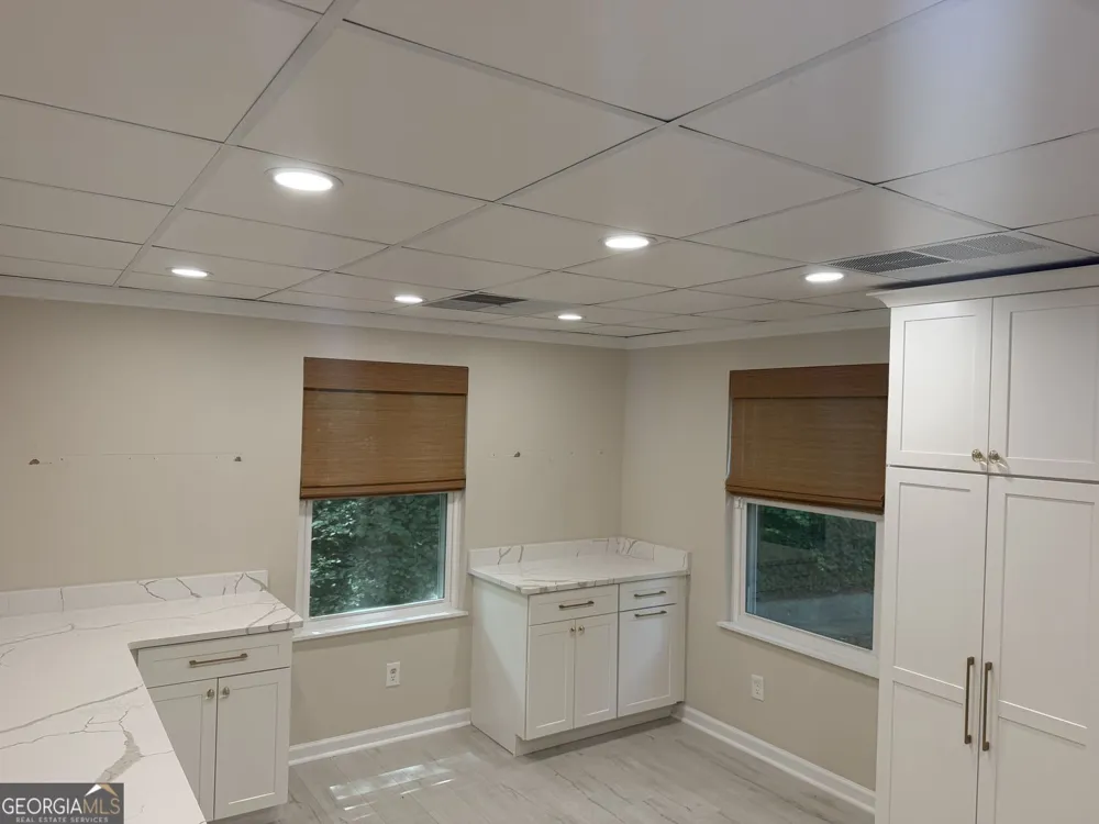 425 E CROSSVILLE RD Roswell, GA 30075