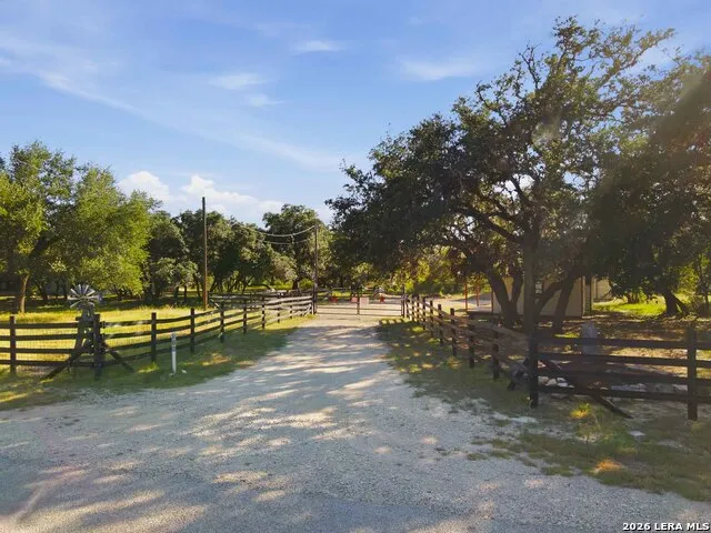 514 BURNING TREE LN Bandera, TX 78003