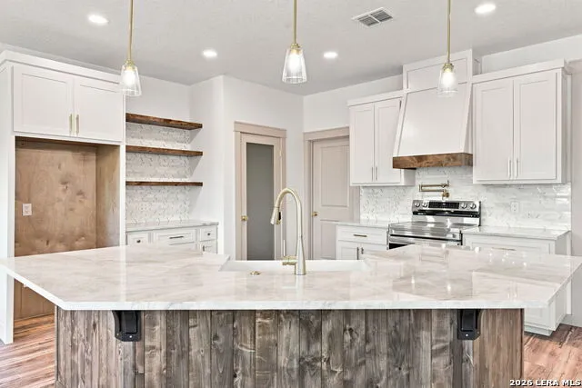706 OAK VALLEY DR Kerrville, TX 78028