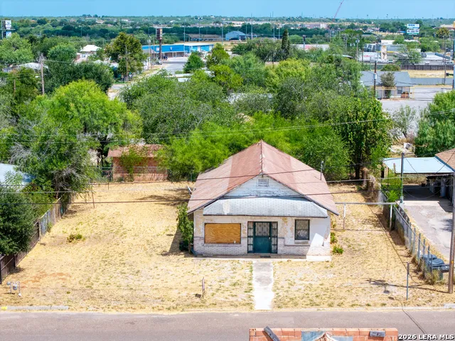601 5TH ST Carrizo Springs, TX 78834