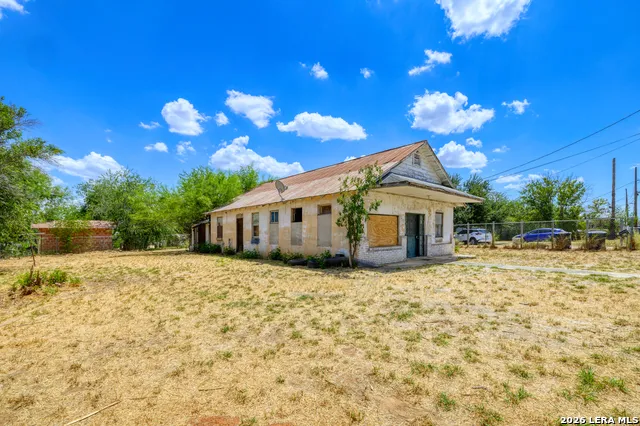 601 5TH ST Carrizo Springs, TX 78834