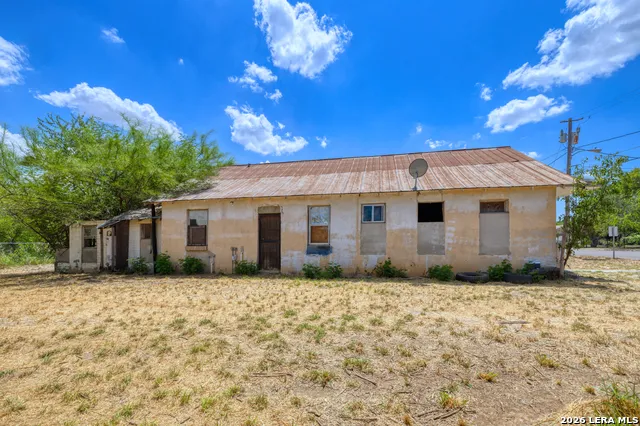 601 5TH ST Carrizo Springs, TX 78834