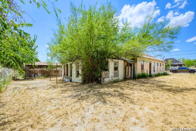 601 5TH ST Carrizo Springs, TX 78834
