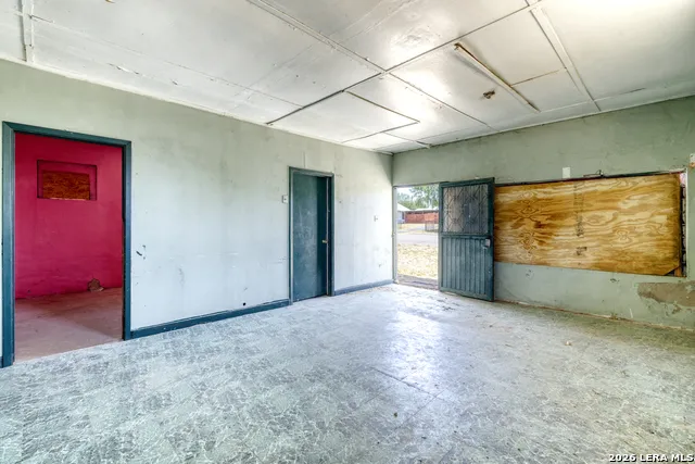 601 5TH ST Carrizo Springs, TX 78834