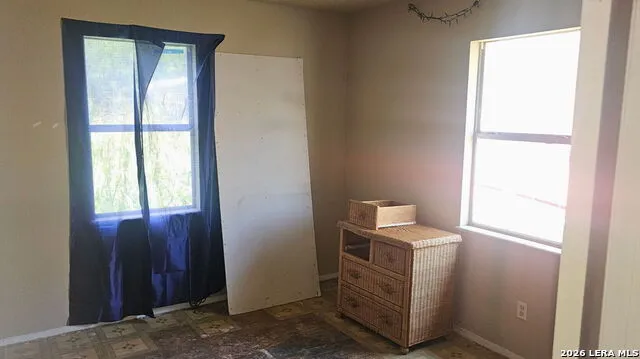 907 Hough Adkins, TX 78101