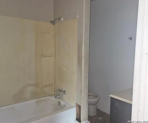 907 Hough Adkins, TX 78101