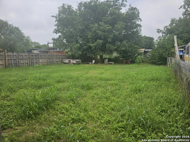 907 Hough Adkins, TX 78101