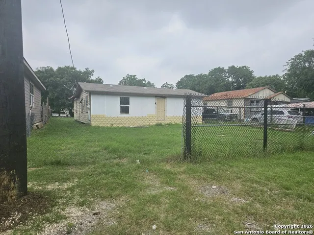 907 Hough Adkins, TX 78101