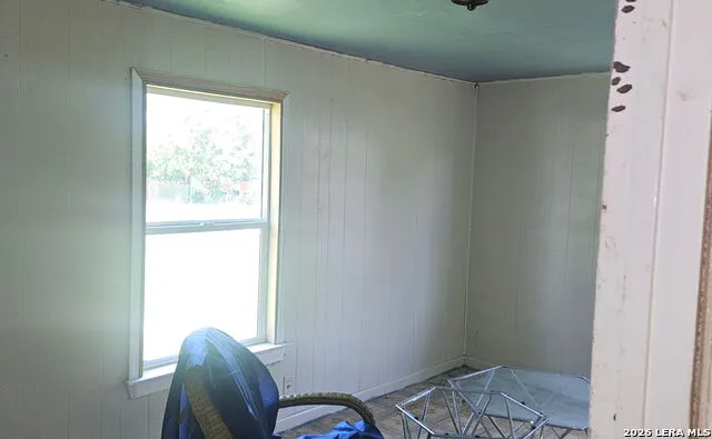 907 Hough Adkins, TX 78101