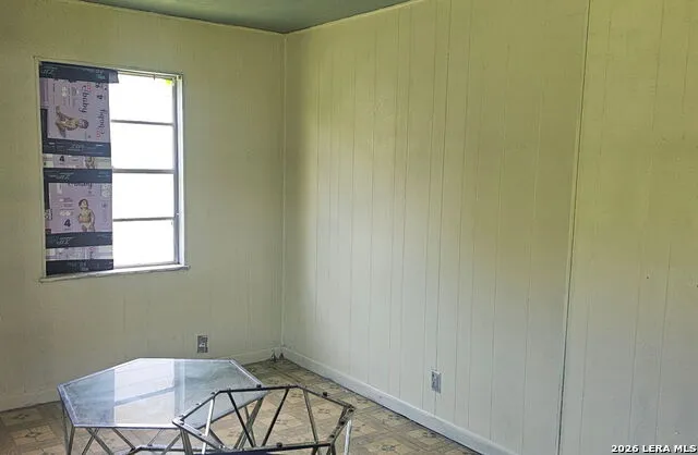 907 Hough Adkins, TX 78101