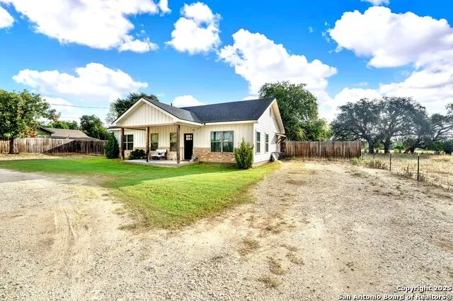 1301 Avenue H Hondo, TX 78861