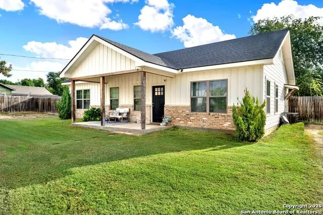 1301 Avenue H Hondo, TX 78861