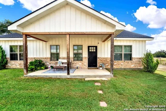 1301 Avenue H Hondo, TX 78861