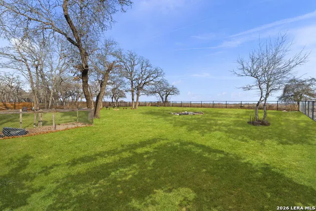 200 OAK FIELDS DR Floresville, TX 78114