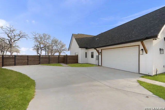 200 OAK FIELDS DR Floresville, TX 78114