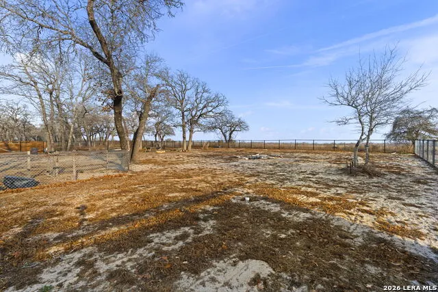 200 OAK FIELDS DR Floresville, TX 78114