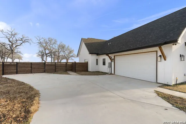 200 OAK FIELDS DR Floresville, TX 78114