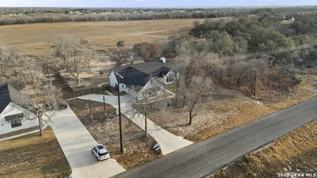 200 OAK FIELDS DR Floresville, TX 78114