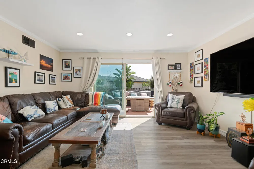 2240 Crestmont Drive Ventura, CA 93003