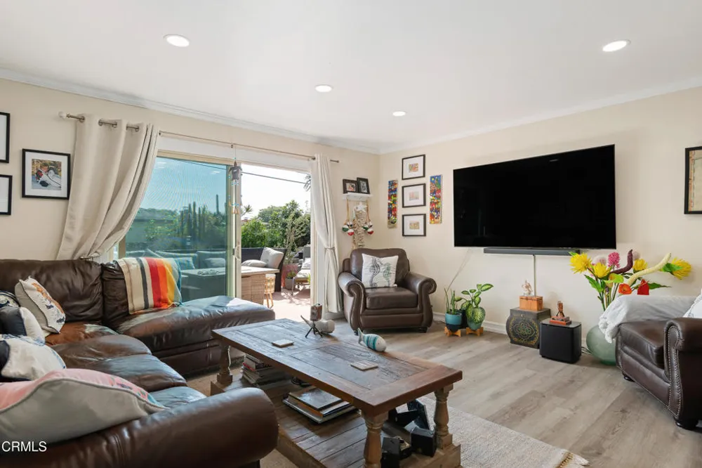2240 Crestmont Drive Ventura, CA 93003