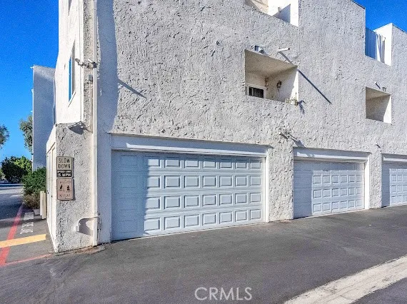 18411 Hatteras #114 Tarzana, CA 91356
