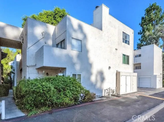 18411 Hatteras #114 Tarzana, CA 91356