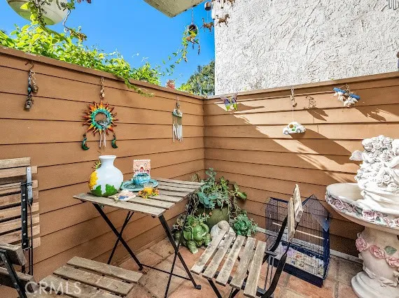 18411 Hatteras #114 Tarzana, CA 91356