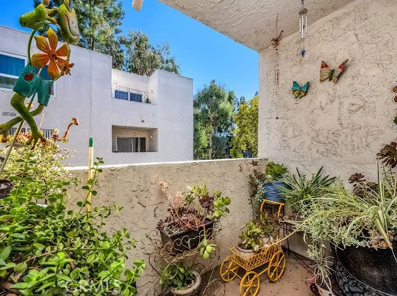 18411 Hatteras #114 Tarzana, CA 91356