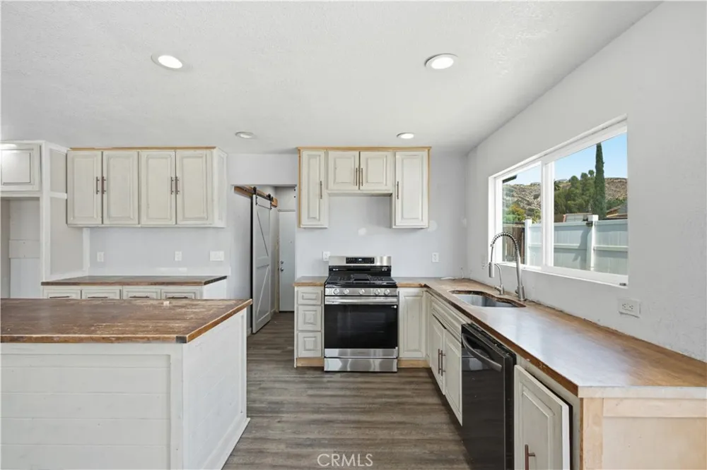209 Southshore Lake Elsinore, CA 92530