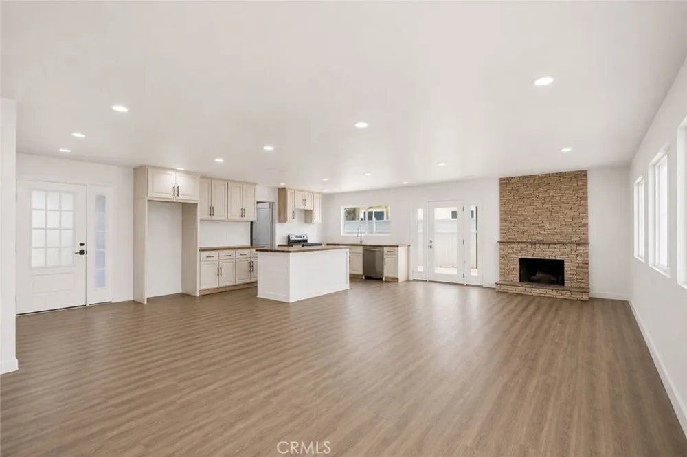 209 Southshore Lake Elsinore, CA 92530