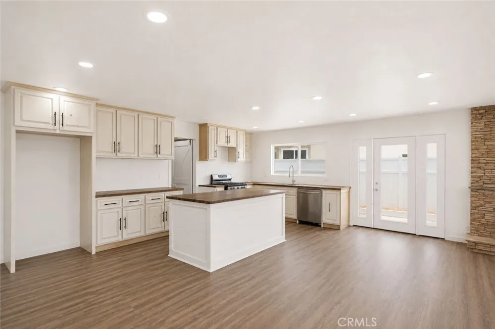 209 Southshore Lake Elsinore, CA 92530